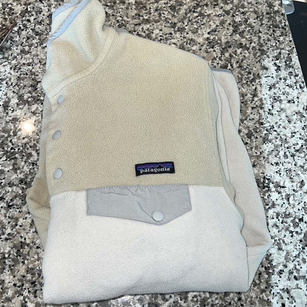 Patagonia Cream and Gray Fleece Sweatshirt
